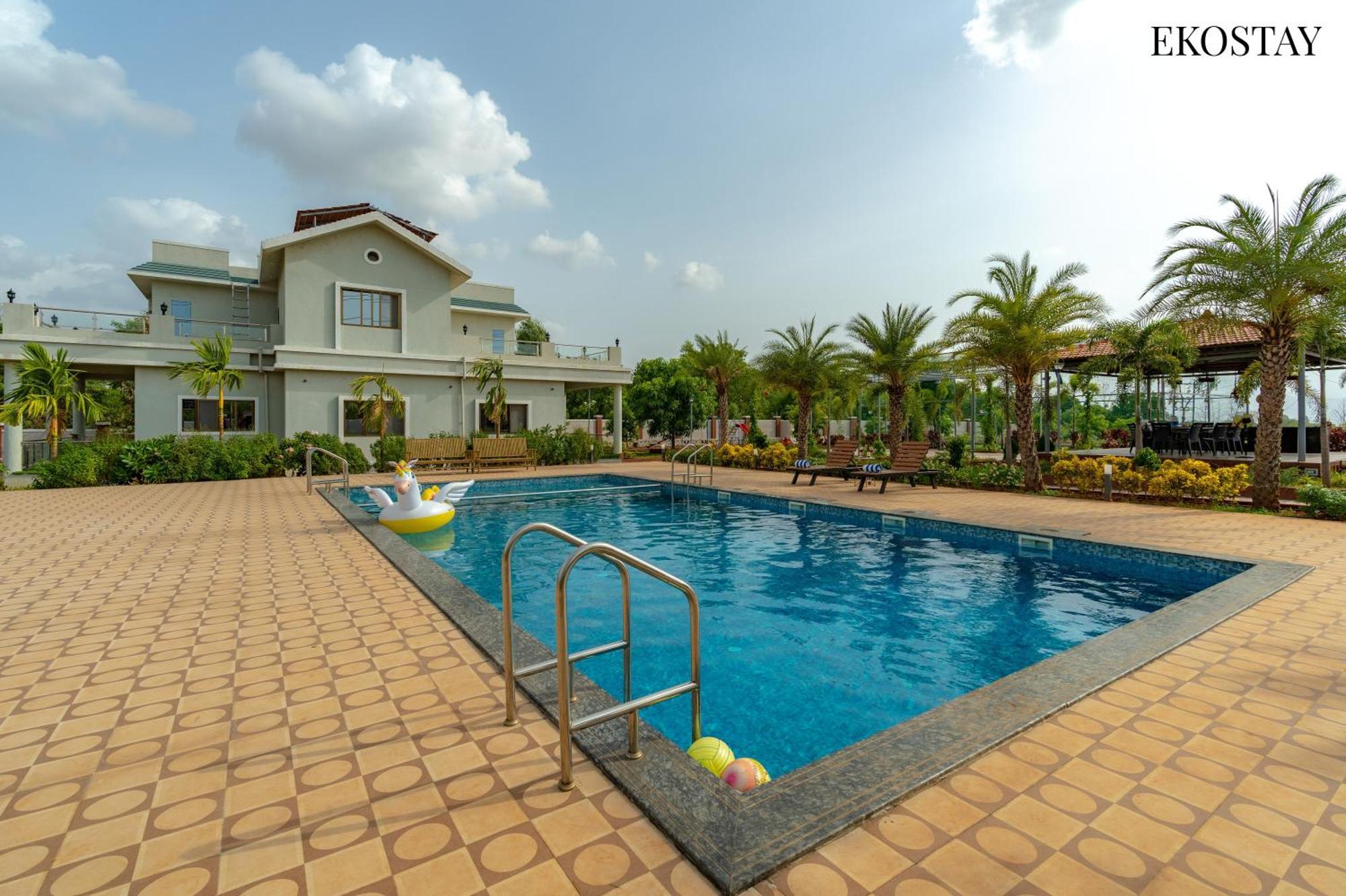 Ekostay Gold Palm Estate I Cricket Turf I Rain Dance I 2 Acre Property Karjat Buitenkant foto