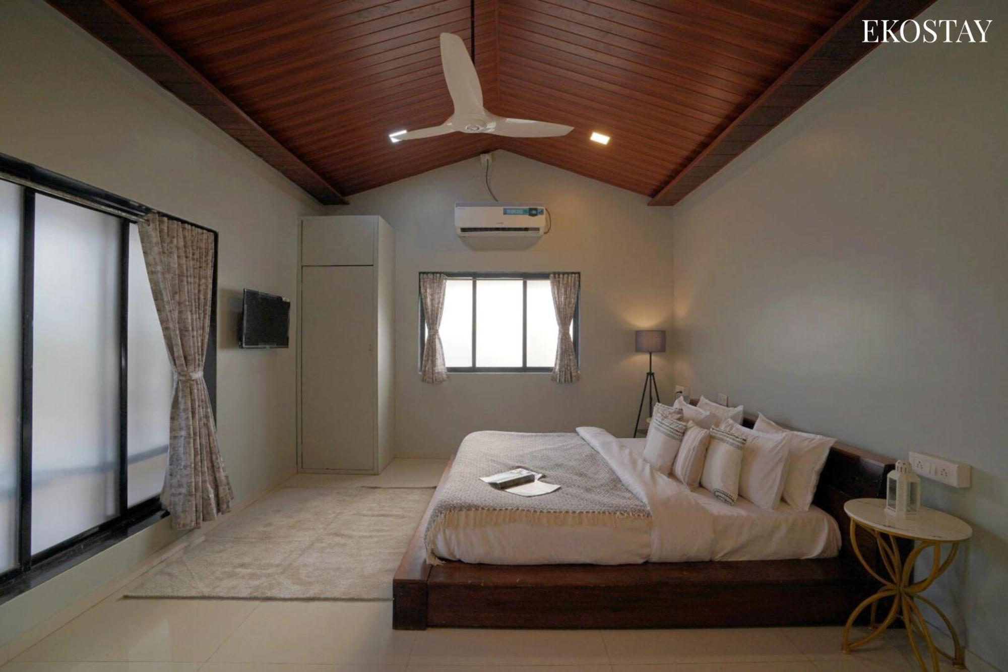 Ekostay Gold Palm Estate I Cricket Turf I Rain Dance I 2 Acre Property Karjat Buitenkant foto
