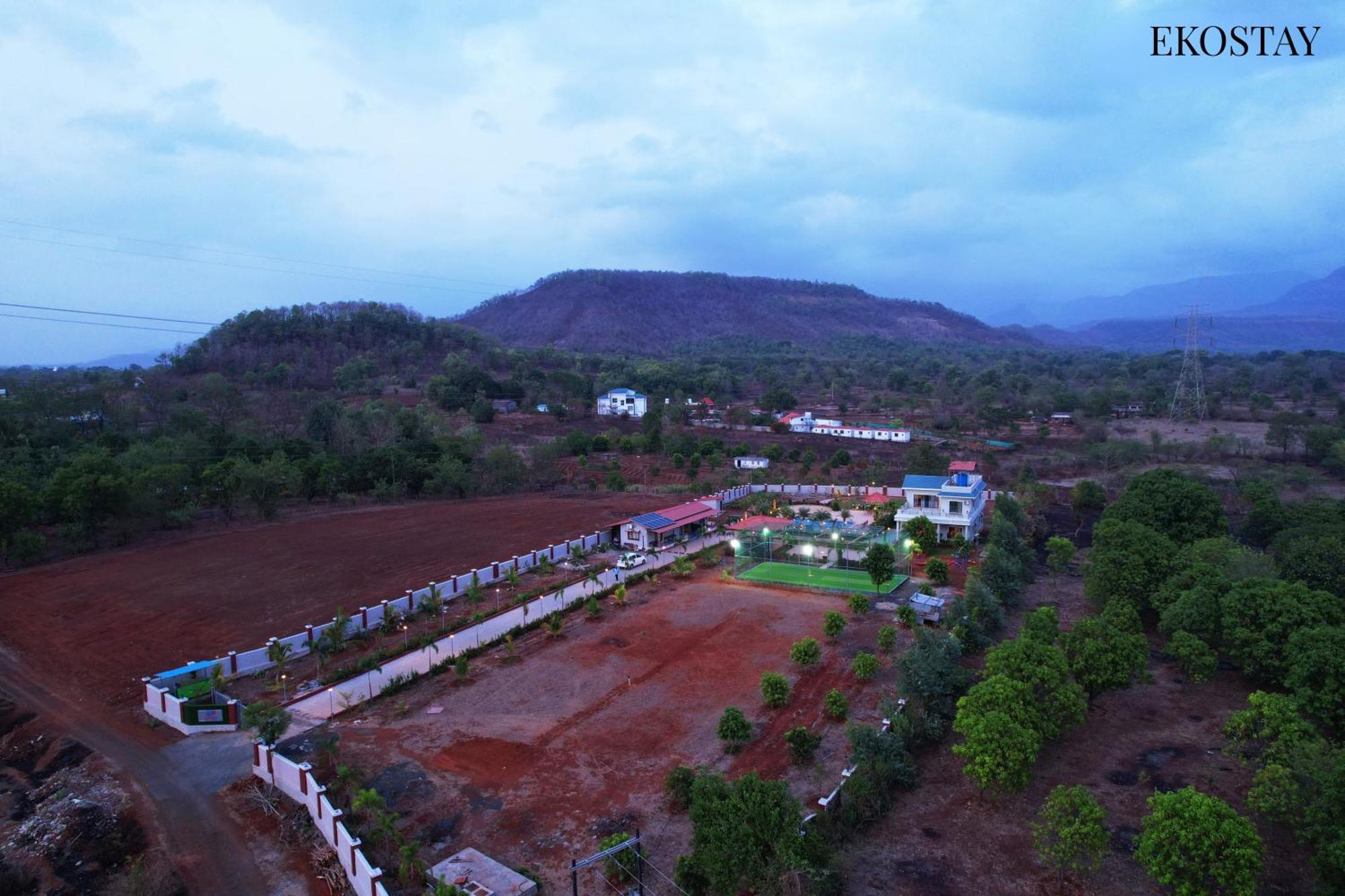 Ekostay Gold Palm Estate I Cricket Turf I Rain Dance I 2 Acre Property Karjat Buitenkant foto