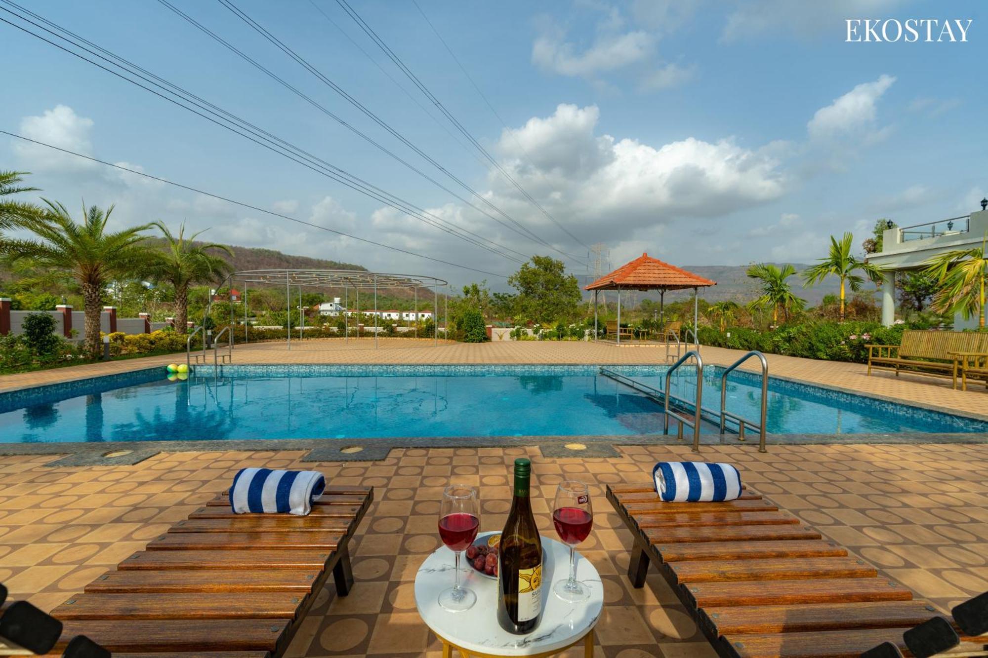 Ekostay Gold Palm Estate I Cricket Turf I Rain Dance I 2 Acre Property Karjat Buitenkant foto