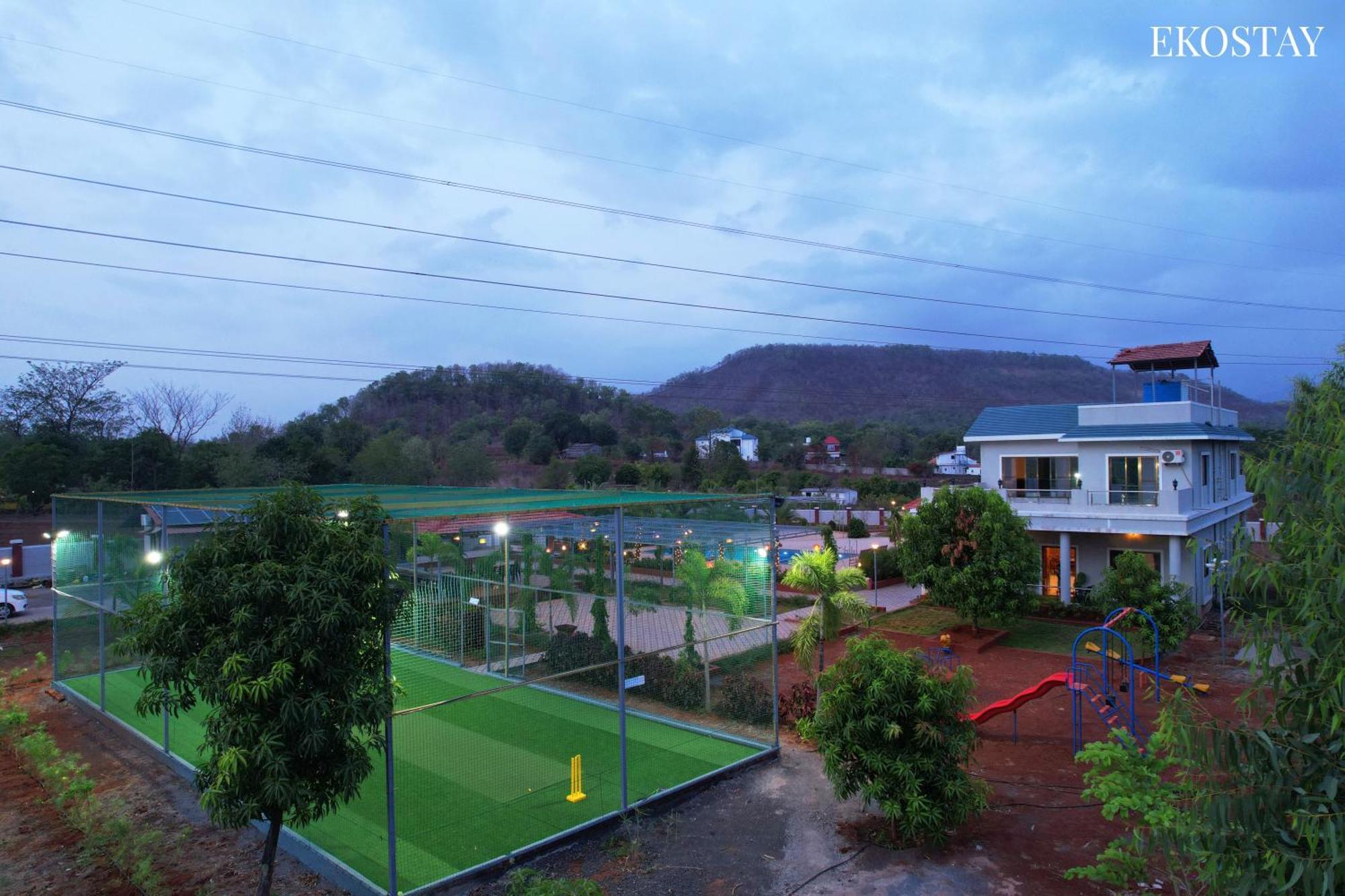 Ekostay Gold Palm Estate I Cricket Turf I Rain Dance I 2 Acre Property Karjat Buitenkant foto